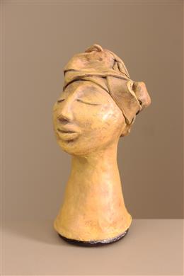 Tête sculptée en argile